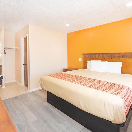 Regency Inn Hondo Екстериор снимка