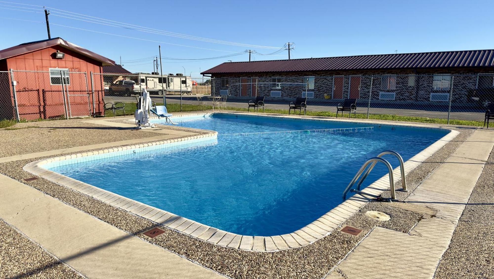 Regency Inn Hondo Екстериор снимка