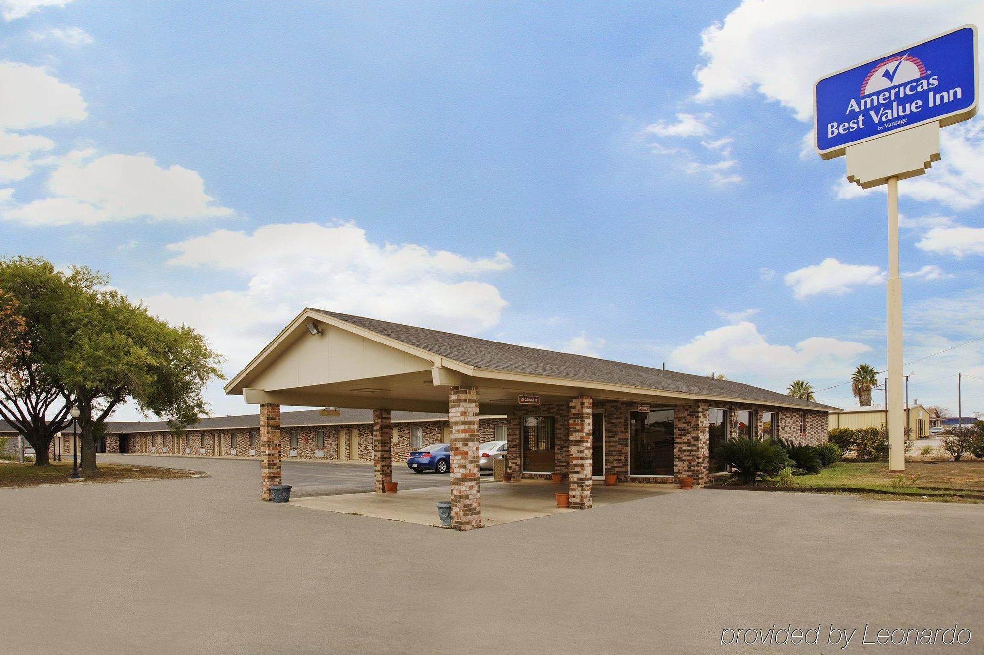 Regency Inn Hondo Екстериор снимка