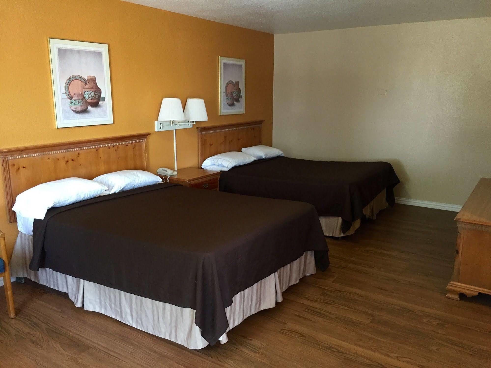Regency Inn Hondo Екстериор снимка
