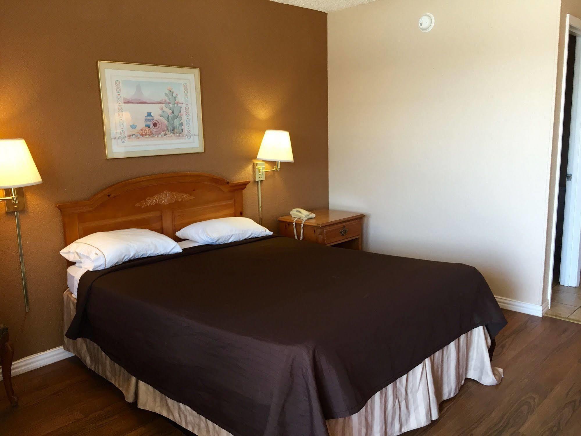 Regency Inn Hondo Екстериор снимка