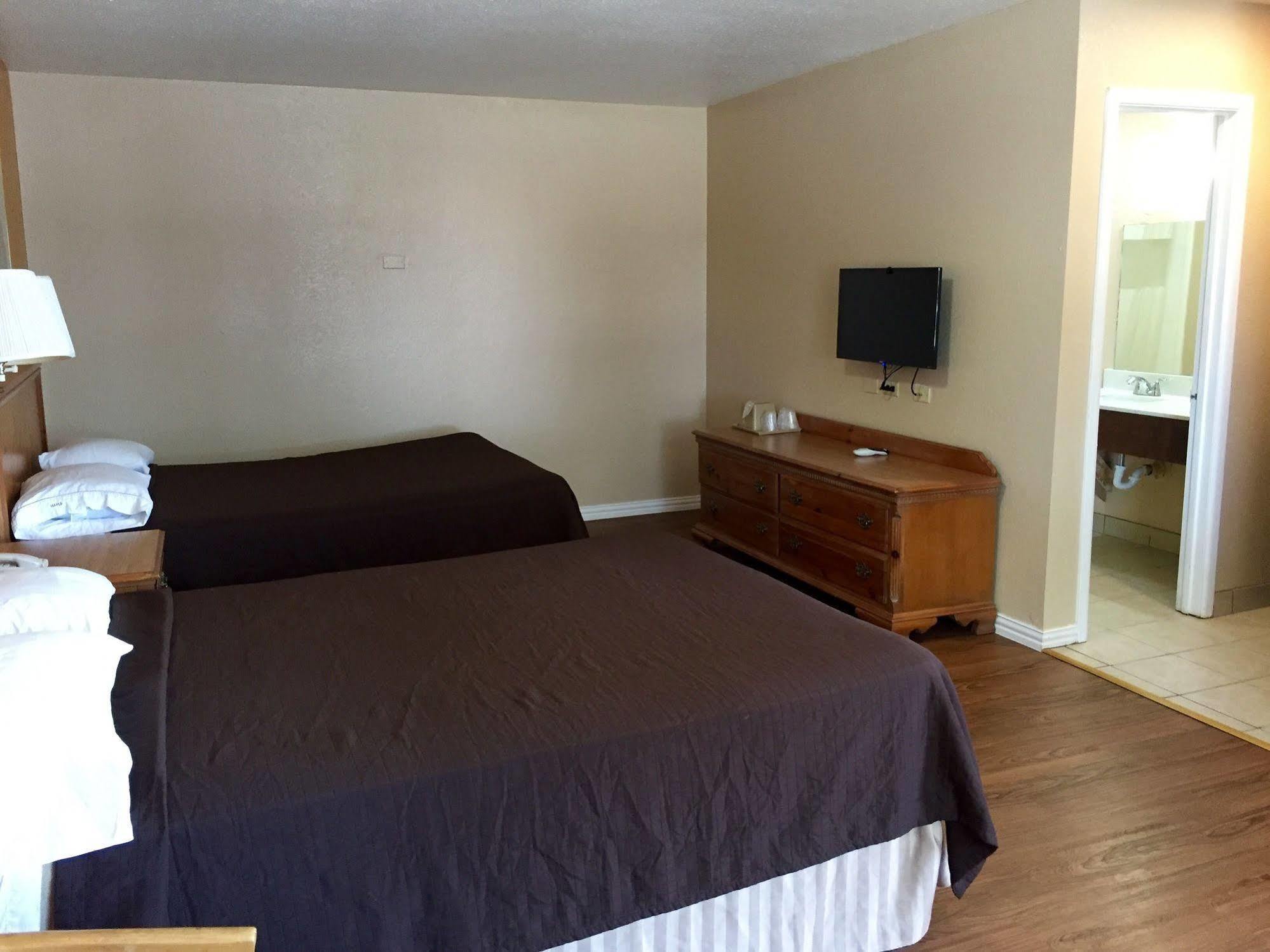 Regency Inn Hondo Екстериор снимка